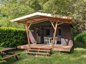 Cabane dans domaine nature avec lac